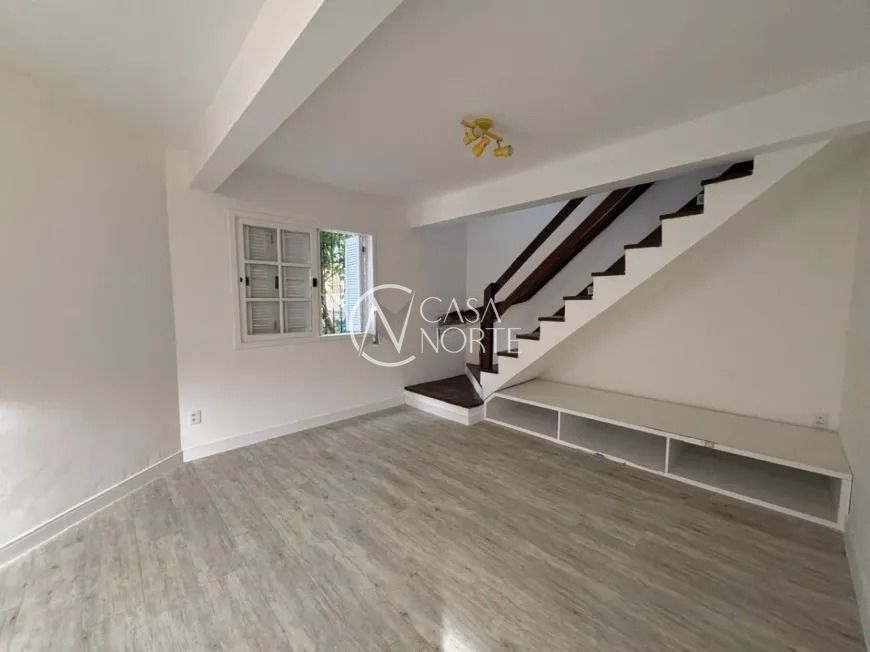 Casa à venda com 3 quartos, 170m², 1 suíte, 4 vagas, Rua Cunha Neto no bairro Nonoai em Porto Alegre