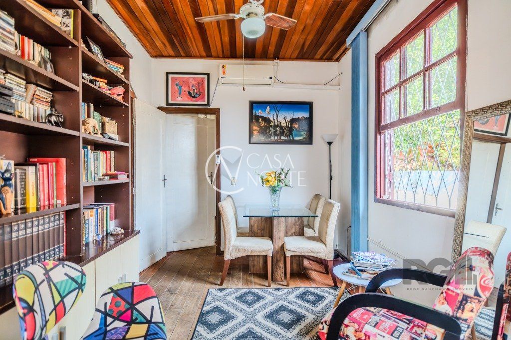 Casa à venda com 2 quartos, 130m², 4 vagas, Rua Cangussu no bairro Nonoai em Porto Alegre