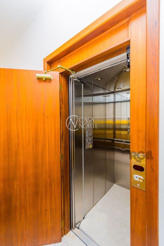 Casa à venda com 3 quartos, 320m², 1 suíte, 3 vagas, Rua Menachem Begin no bairro Jardim Itu em Porto Alegre