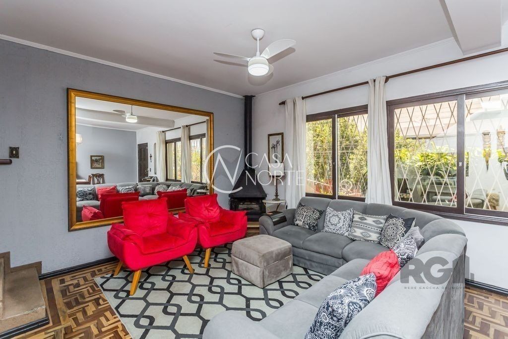 Casa à venda com 3 quartos, 210m², 2 suítes, 2 vagas, Rua Petronilla Cogo no bairro Parque Santa Fé em Porto Alegre