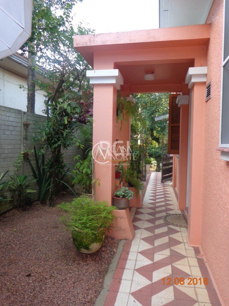 Casa à venda com 6 quartos, 240m², 4 vagas, Avenida Arnaldo Bohrer no bairro Teresópolis em Porto Alegre