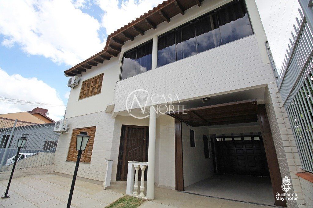 Casa à venda com 3 quartos, 246m², 2 suítes, 3 vagas, Travessa Vasco de Ataide no bairro Vila Ipiranga em Porto Alegre