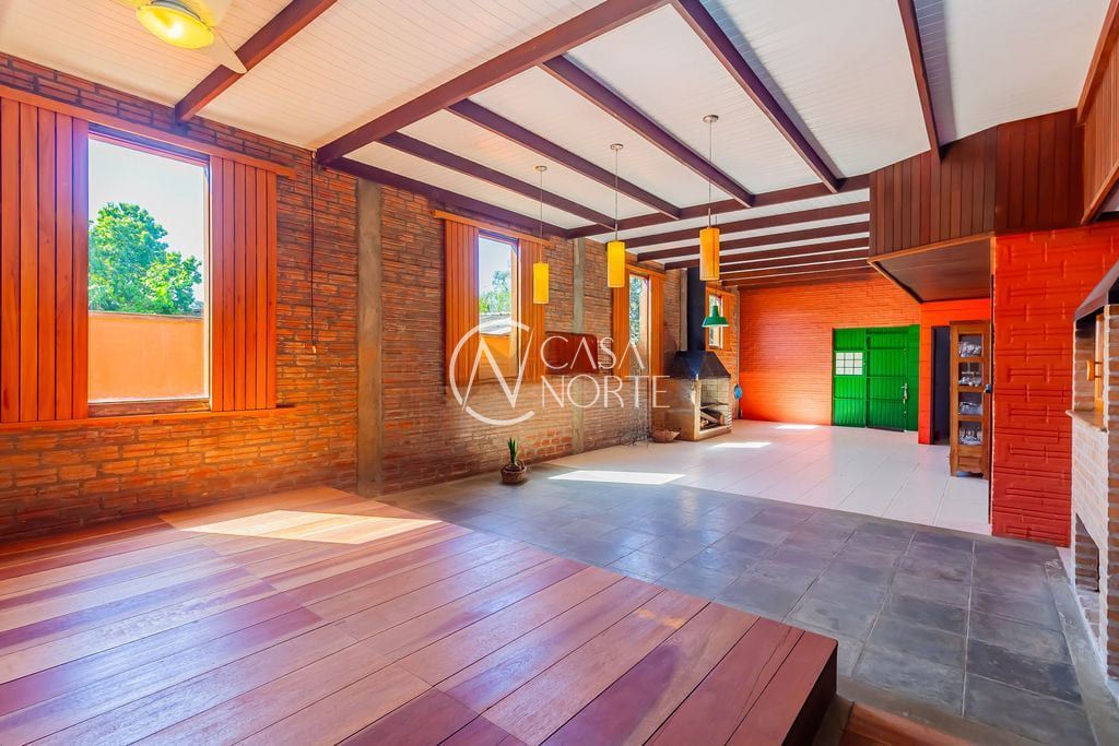 Casa à venda com 3 quartos, 293m², 1 suíte, 6 vagas, Rua Santa Mônica no bairro Ponta Grossa em Porto Alegre