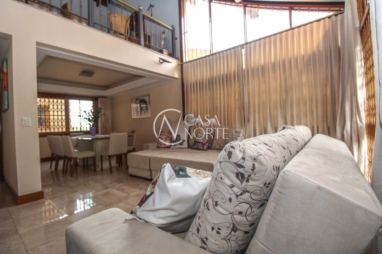 Casa à venda com 3 quartos, 612m², 3 suítes, 8 vagas, Travessa Miguel Pereira no bairro Medianeira em Porto Alegre