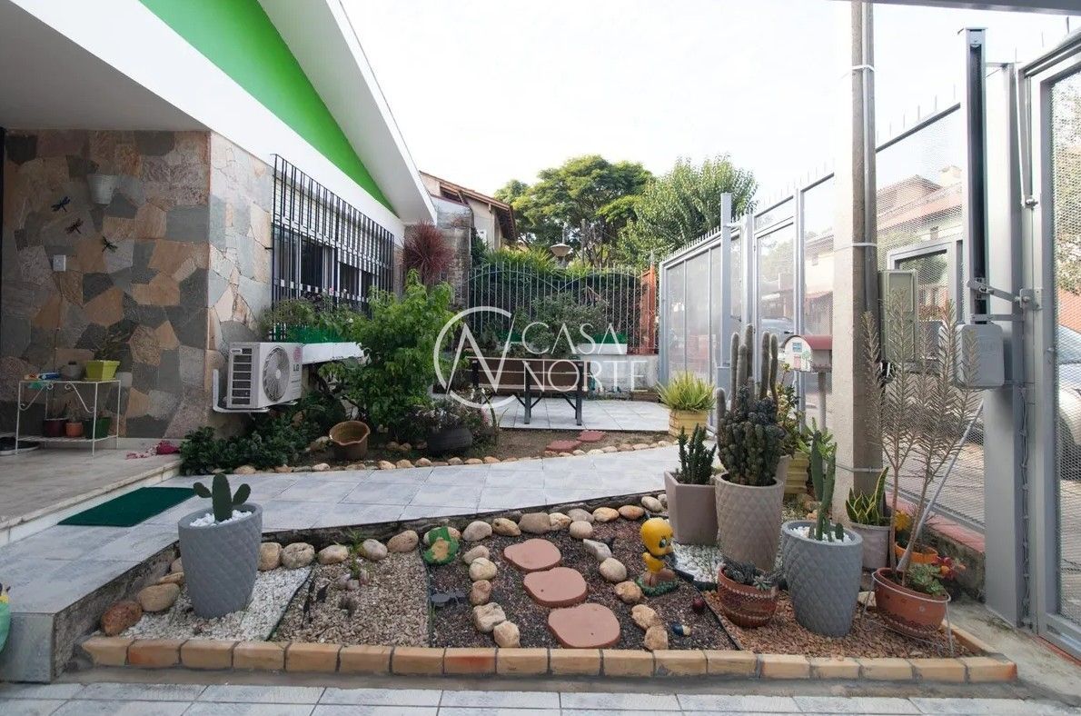 Casa à venda com 4 quartos, 247m², 1 suíte, 2 vagas, Rua Cangussu no bairro Nonoai em Porto Alegre