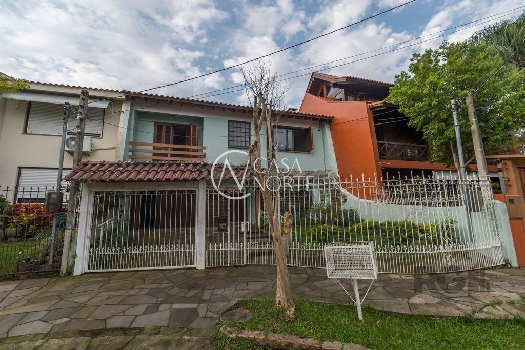 Casa à venda com 4 quartos, 242m², 1 suíte, 4 vagas, Rua Doutor Francisco da Cunha Corrêa no bairro Ipanema em Porto Alegre
