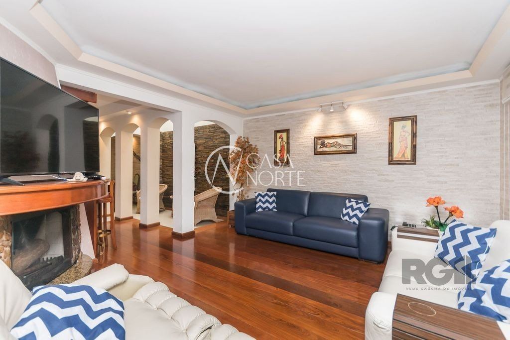 Casa à venda com 5 quartos, 381m², 1 suíte, 6 vagas, Travessa Gardenia no bairro São Sebastião em Porto Alegre