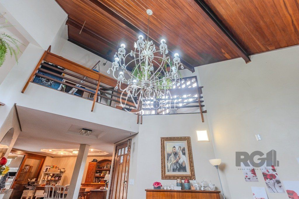 Casa à venda com 4 quartos, 400m², 1 suíte, 4 vagas, Praça Doutor Baltazar de Bem no bairro Vila Jardim em Porto Alegre