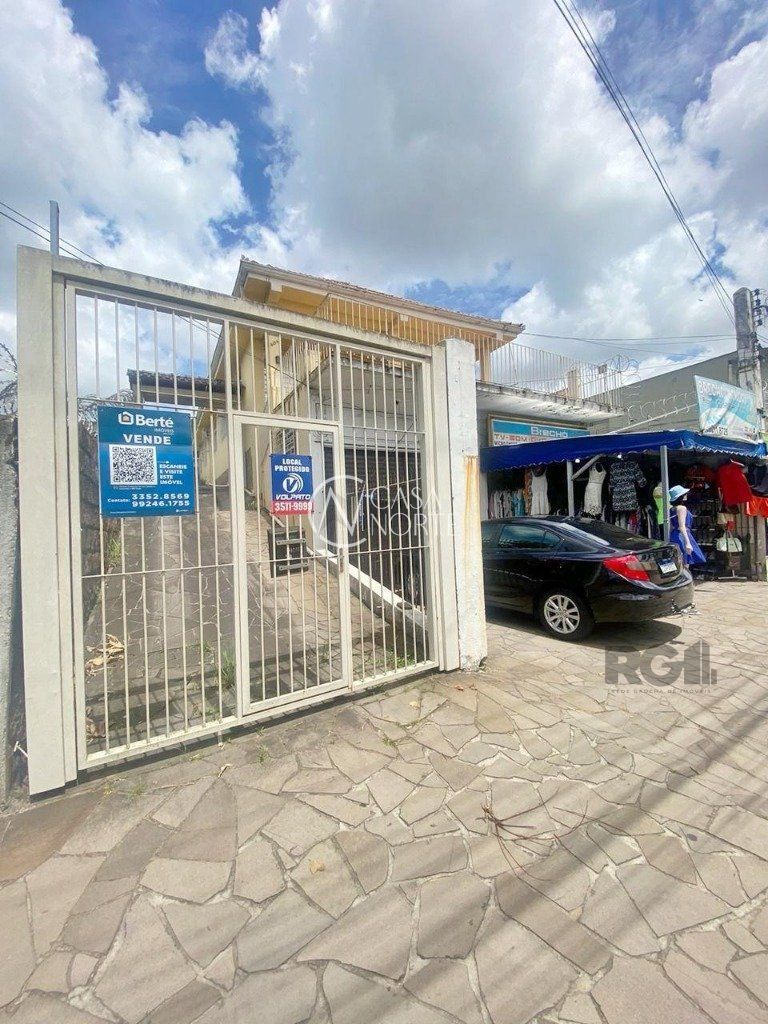 Casa à venda com 4 quartos, 307m², 4 vagas, Avenida Nonoai no bairro Nonoai em Porto Alegre