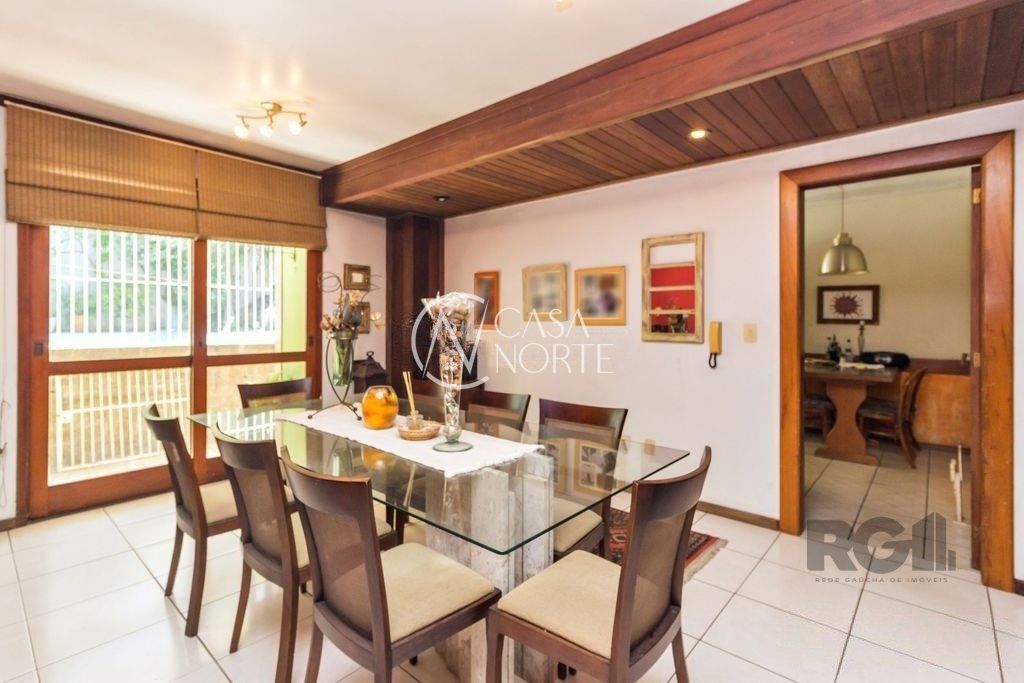 Casa à venda com 4 quartos, 470m², 3 suítes, 5 vagas, Rua Jorge Salis Goulart no bairro Jardim São Pedro em Porto Alegre