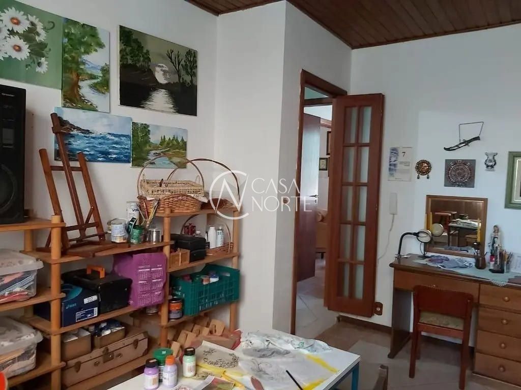 Casa à venda com 4 quartos, 207m², 4 vagas, Rua Líbero Badaró no bairro Passo da Areia em Porto Alegre