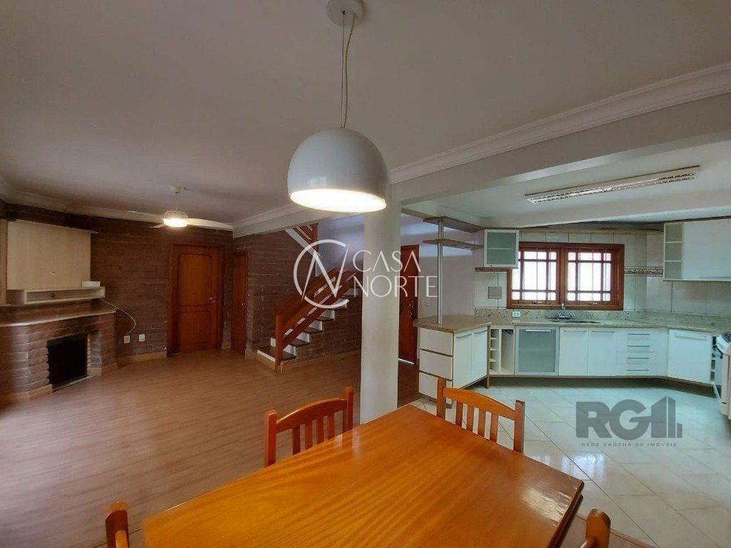 Casa à venda com 2 quartos, 161m², 1 suíte, 4 vagas, Rua Joséf Halpern no bairro Jardim Leopoldina em Porto Alegre