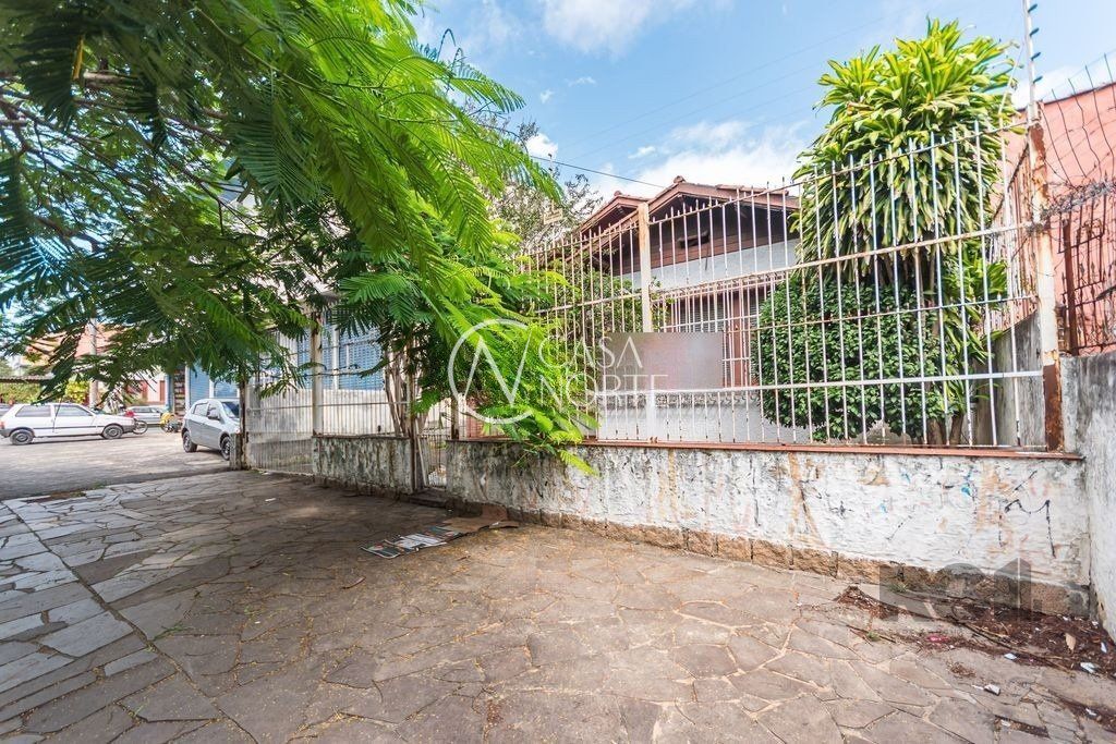 Casa à venda com 4 quartos, 169m², 3 vagas, Avenida Niterói no bairro Medianeira em Porto Alegre
