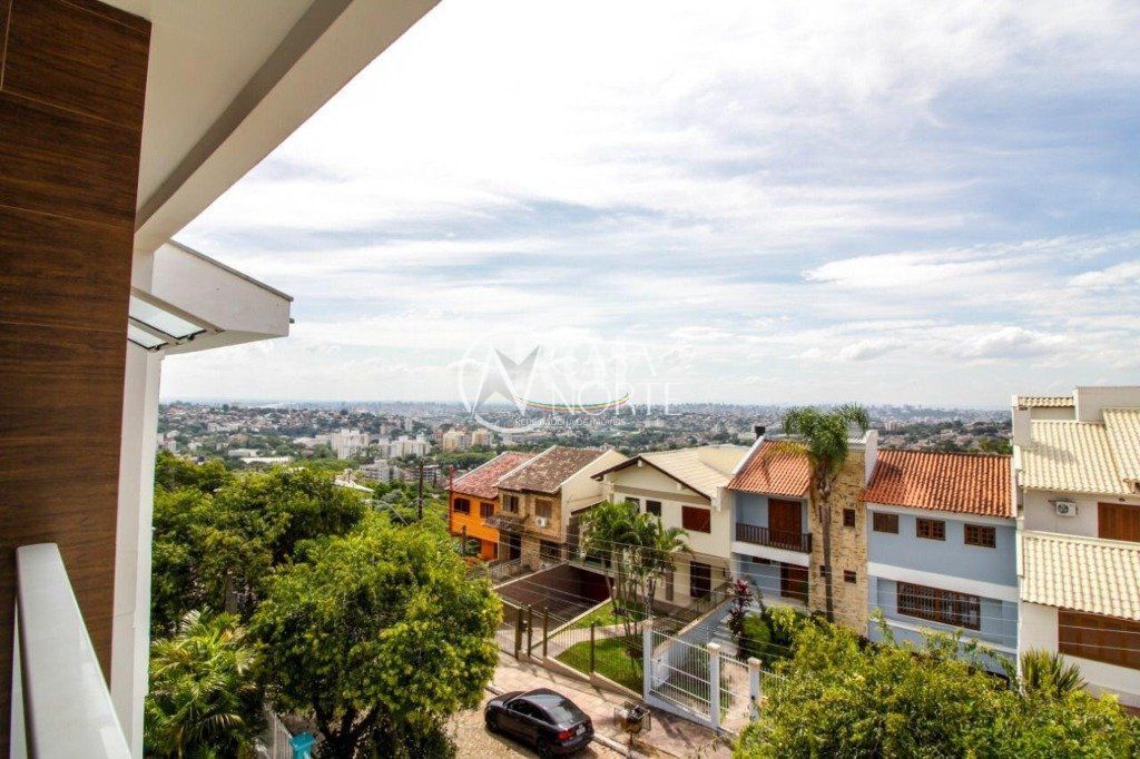 Casa à venda com 3 quartos, 300m², 1 suíte, 4 vagas, Rua Pedro Carneiro Pereira no bairro Teresópolis em Porto Alegre