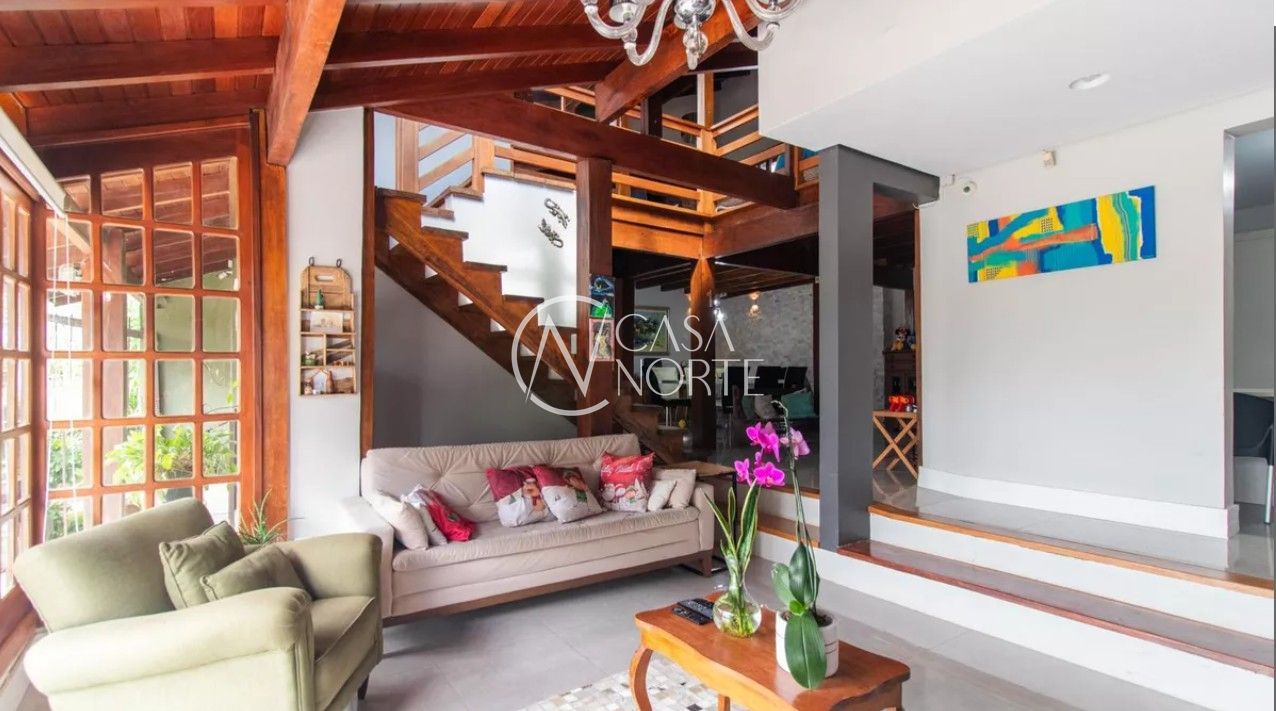 Casa à venda com 3 quartos, 208m², 2 suítes, 3 vagas, Avenida Deputado Aramy Silva no bairro Teresópolis em Porto Alegre