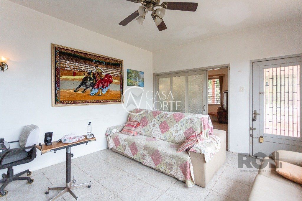 Casa à venda com 4 quartos, 244m², 3 vagas, Rua Esteio no bairro Cavalhada em Porto Alegre