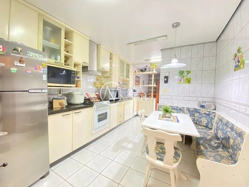 Casa à venda com 2 quartos, 127m², 2 vagas, Rua Francisco Pinto da Fontoura no bairro Sarandi em Porto Alegre