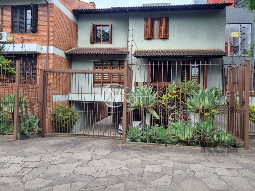 Casa à venda com 4 quartos, 225m², 1 suíte, Avenida Arnaldo Bohrer no bairro Teresópolis em Porto Alegre