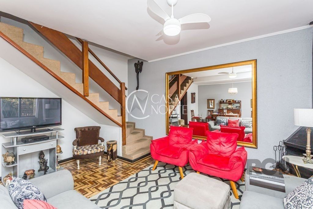 Casa à venda com 3 quartos, 210m², 2 suítes, 2 vagas, Rua Petronilla Cogo no bairro Parque Santa Fé em Porto Alegre