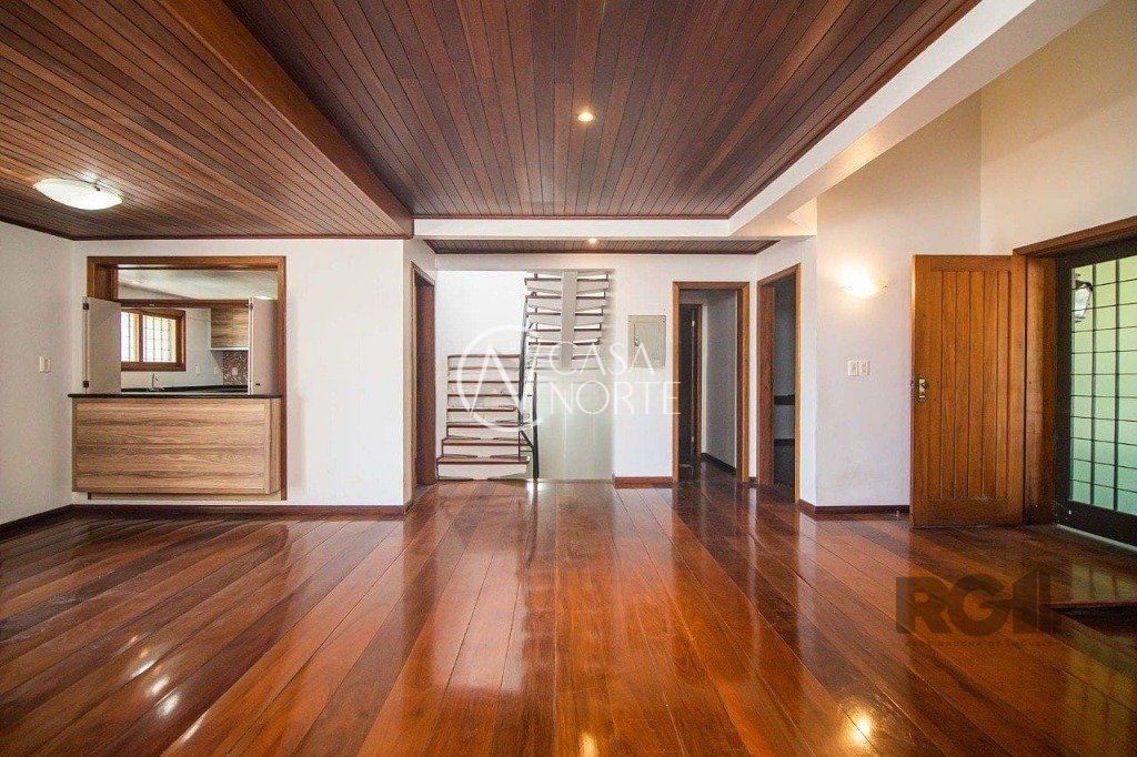 Casa à venda com 3 quartos, 443m², 4 vagas, Avenida Rachel Wolfrid no bairro Morro Santana em Porto Alegre