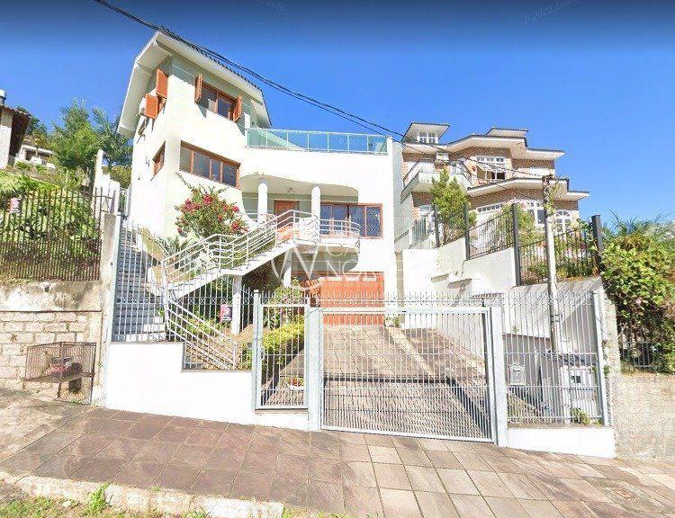 Casa à venda com 3 quartos, 279m², 1 suíte, 4 vagas, Rua Pedro Carneiro Pereira no bairro Teresópolis em Porto Alegre