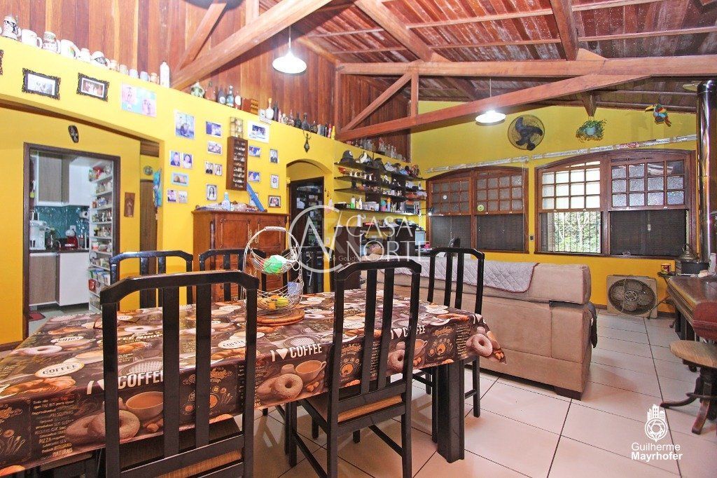 Casa à venda com 3 quartos, 381m², 1 suíte, 4 vagas, Rua Doutor Pereira Neto no bairro Tristeza em Porto Alegre