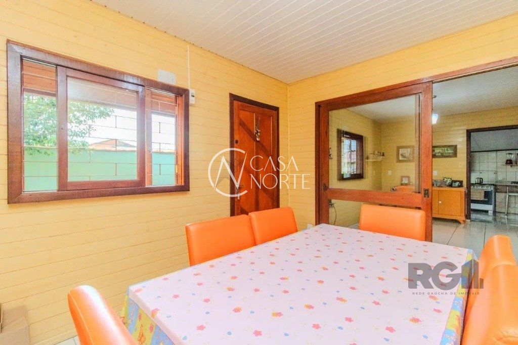 Casa à venda com 3 quartos, 114m², 5 vagas, Rua Encantadora no bairro Partenon em Porto Alegre