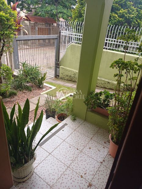 Casa à venda com 3 quartos, 120m², 1 suíte, 3 vagas, Rua Pindorama no bairro Teresópolis em Porto Alegre