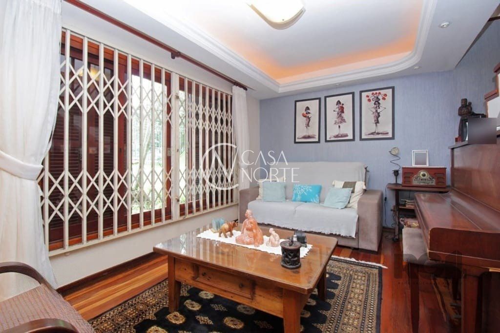 Casa à venda com 3 quartos, 275m², 1 suíte, 3 vagas, Rua Coronel Tisiano F. de Leoni no bairro Coronel Aparício Borges em Porto Alegre