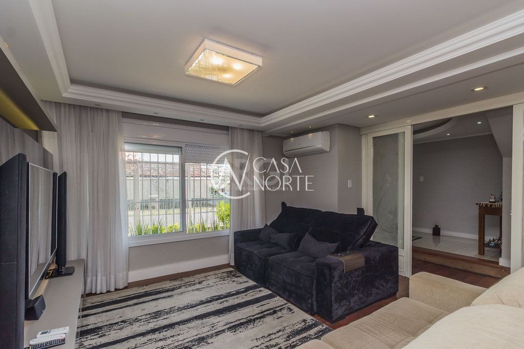 Casa à venda com 4 quartos, 230m², 2 suítes, 3 vagas, Travessa Kuluene no bairro Coronel Aparício Borges em Porto Alegre