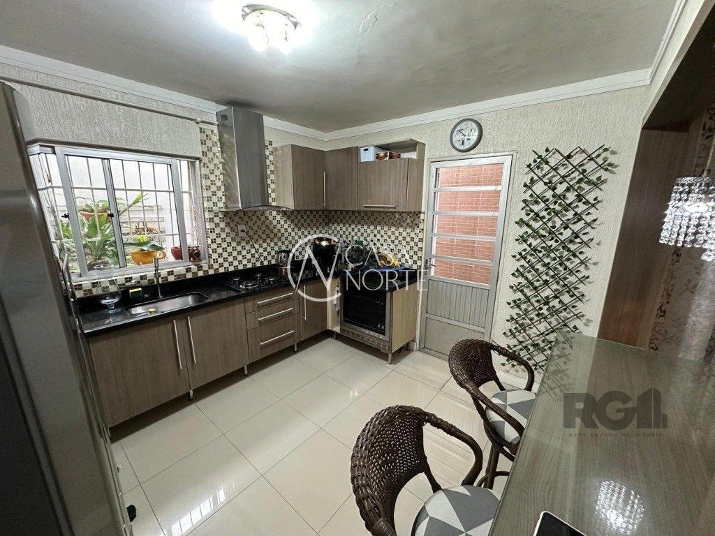 Casa à venda com 4 quartos, 160m², 1 vaga, Rua Sérgio Porto no bairro Farrapos em Porto Alegre