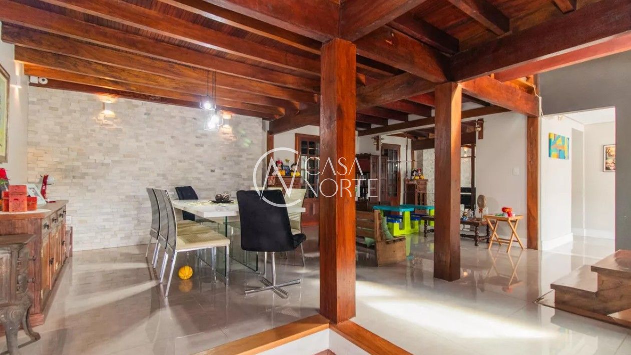 Casa à venda com 3 quartos, 208m², 2 suítes, 3 vagas, Avenida Deputado Aramy Silva no bairro Teresópolis em Porto Alegre