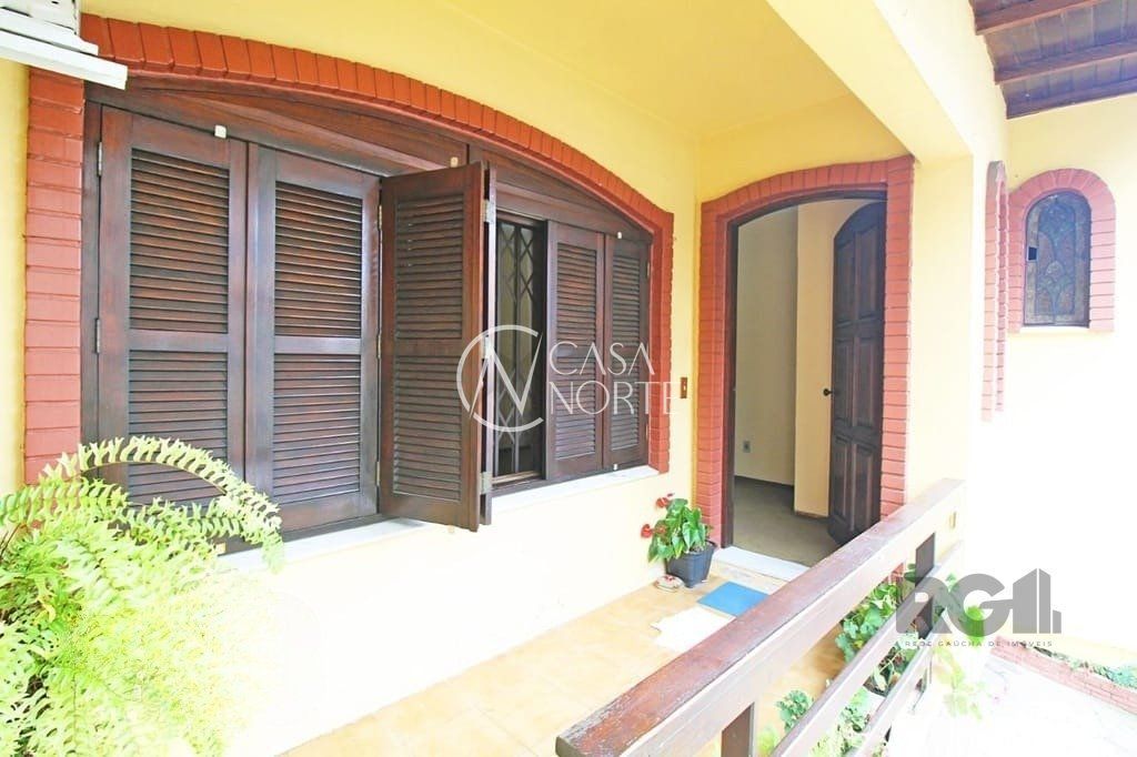 Casa à venda com 3 quartos, 154m², 2 vagas, Rua Umbu no bairro Passo da Areia em Porto Alegre