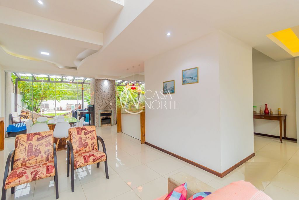 Casa de Condomínio à venda com 3 quartos, 272m², 1 suíte, 6 vagas, Avenida Juca Batista no bairro Hípica em Porto Alegre