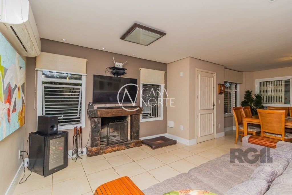 Casa à venda com 3 quartos, 197m², 1 suíte, 2 vagas, Rua Cesar de Castro no bairro Teresópolis em Porto Alegre