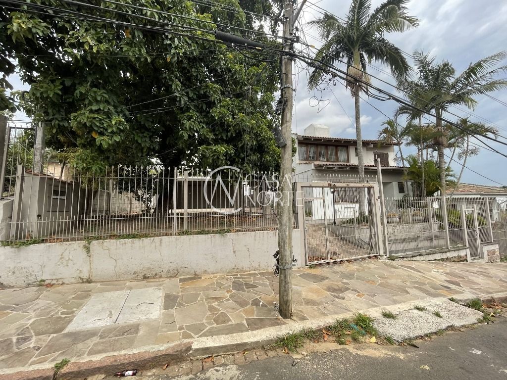 Casa à venda com 6 quartos, 486m², 1 suíte, 5 vagas, Rua João Bonuma no bairro Partenon em Porto Alegre