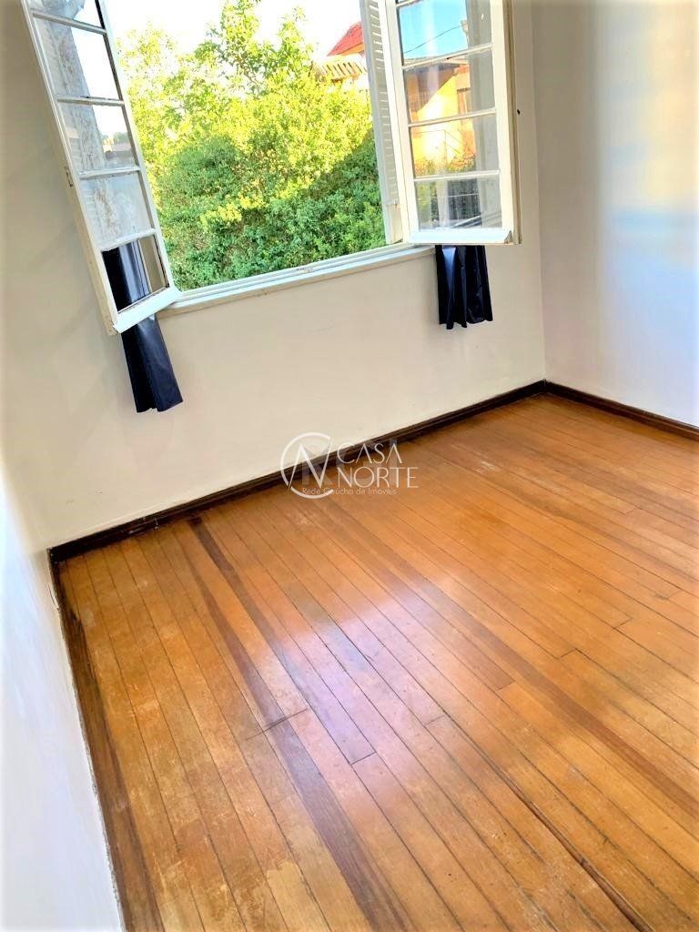 Casa à venda com 3 quartos, 106m², Rua Dom João Vi no bairro Medianeira em Porto Alegre