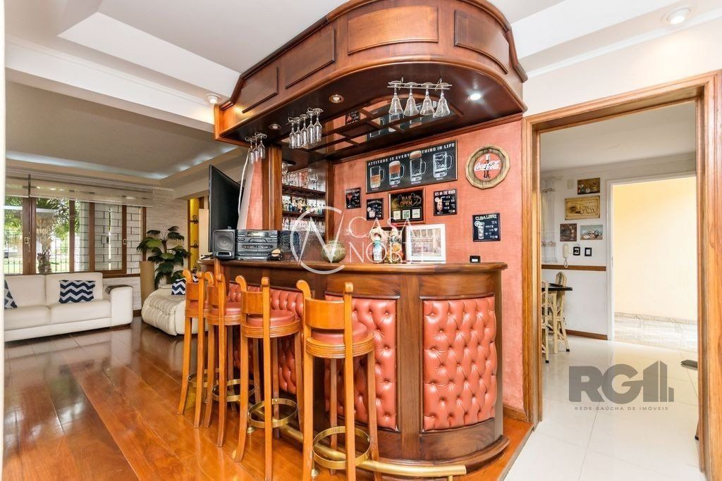 Casa à venda com 5 quartos, 381m², 1 suíte, 6 vagas, Travessa Gardenia no bairro São Sebastião em Porto Alegre