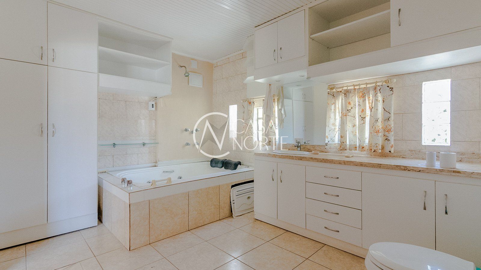 Casa à venda com 4 quartos, 308m², 4 suítes, 4 vagas, Rua Professor Fernando Carneiro no bairro Três Figueiras em Porto Alegre