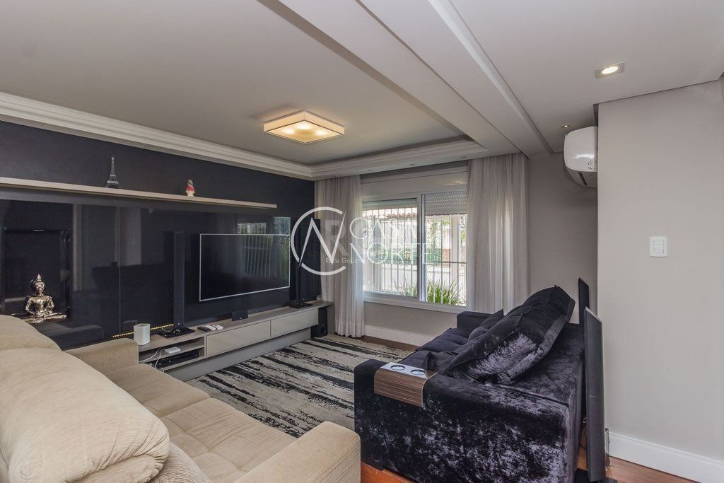 Casa à venda com 4 quartos, 230m², 2 suítes, 3 vagas, Travessa Kuluene no bairro Coronel Aparício Borges em Porto Alegre