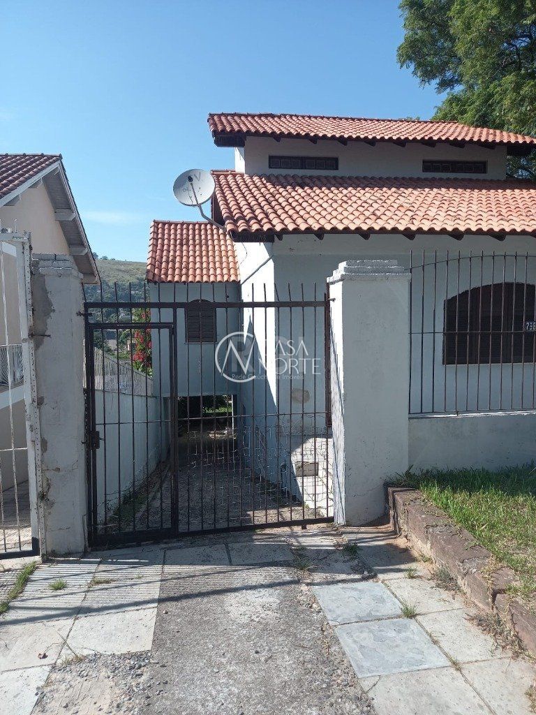 Casa à venda com 3 quartos, 345m², 3 vagas, Rua Octavio de Souza no bairro Teresópolis em Porto Alegre