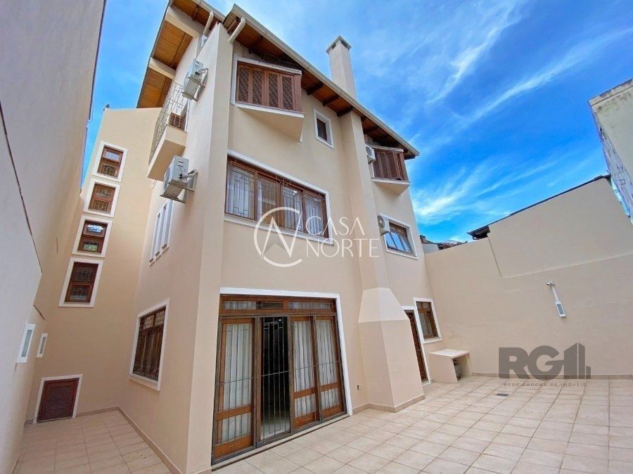 Casa à venda com 3 quartos, 465m², 5 vagas, Rua Professor Juvenal Miler no bairro Rio Branco em Porto Alegre