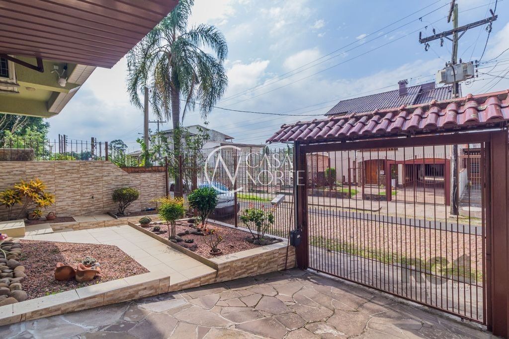 Casa à venda com 4 quartos, 281m², 1 suíte, 3 vagas, Rua Bento Rosa no bairro Sarandi em Porto Alegre