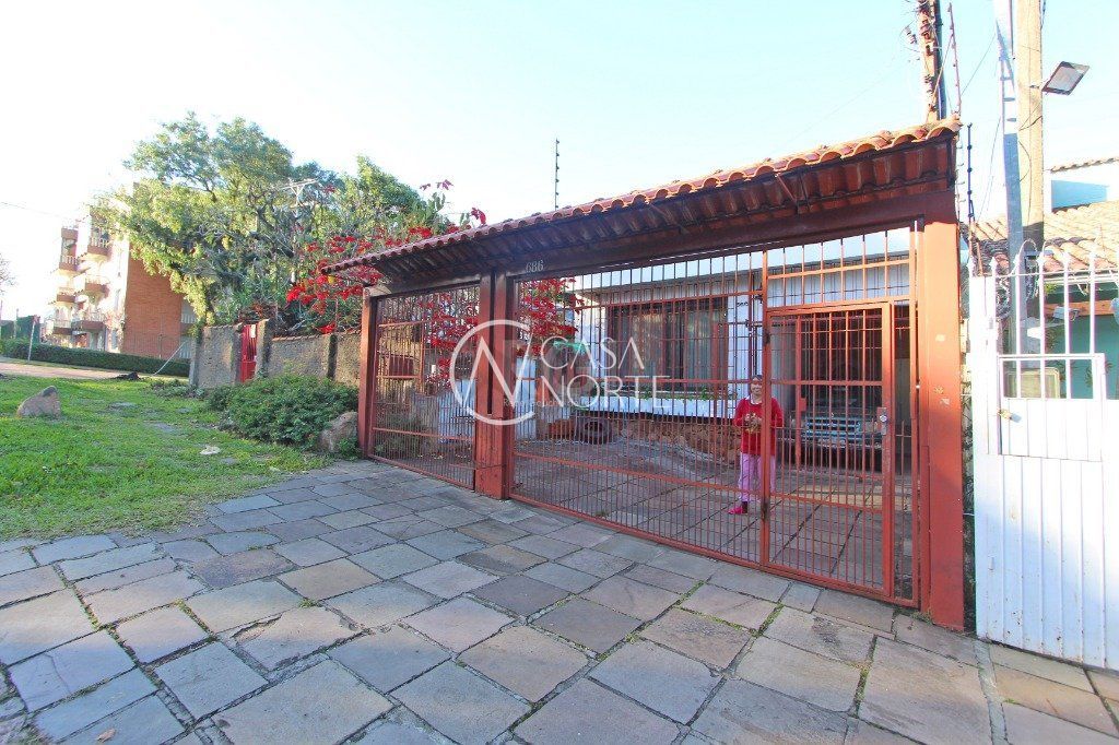 Casa à venda com 4 quartos, 160m², 1 suíte, 3 vagas, Rua Professor Clemente Pinto no bairro Medianeira em Porto Alegre