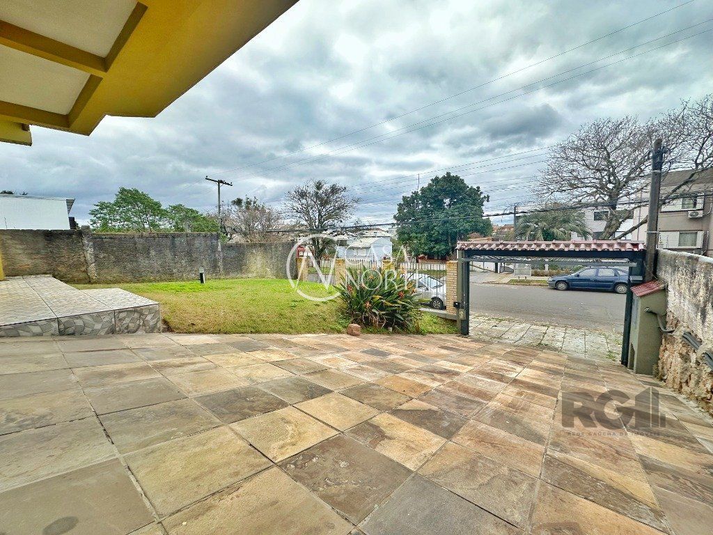 Casa à venda com 3 quartos, 255m², 1 suíte, 4 vagas, Rua Costa Lima no bairro Nonoai em Porto Alegre