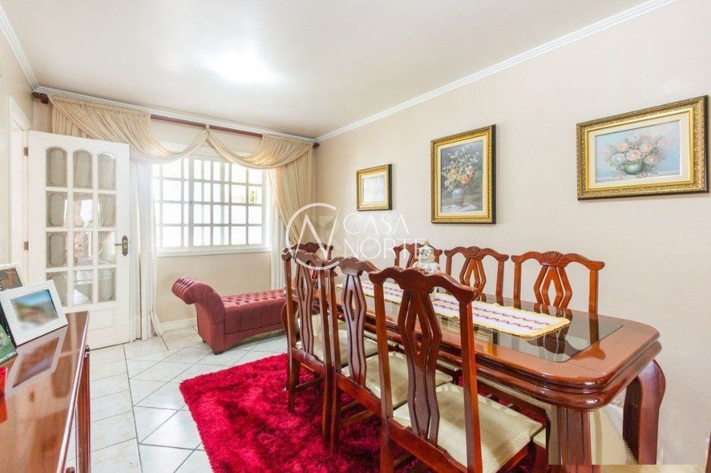 Casa à venda com 3 quartos, 258m², 1 suíte, 4 vagas, Rua Carlos Ferreira no bairro Teresópolis em Porto Alegre