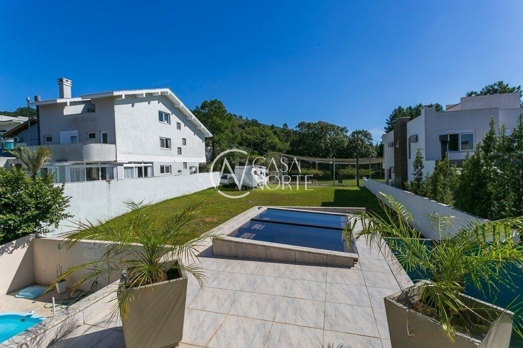 Casa de Condomínio à venda com 3 quartos, 234m², 3 suítes, 3 vagas, Rua Avenida Edgar Pires de Castro - de 1740 a 2238 - Lado Par no bairro Hípica em Porto Alegre