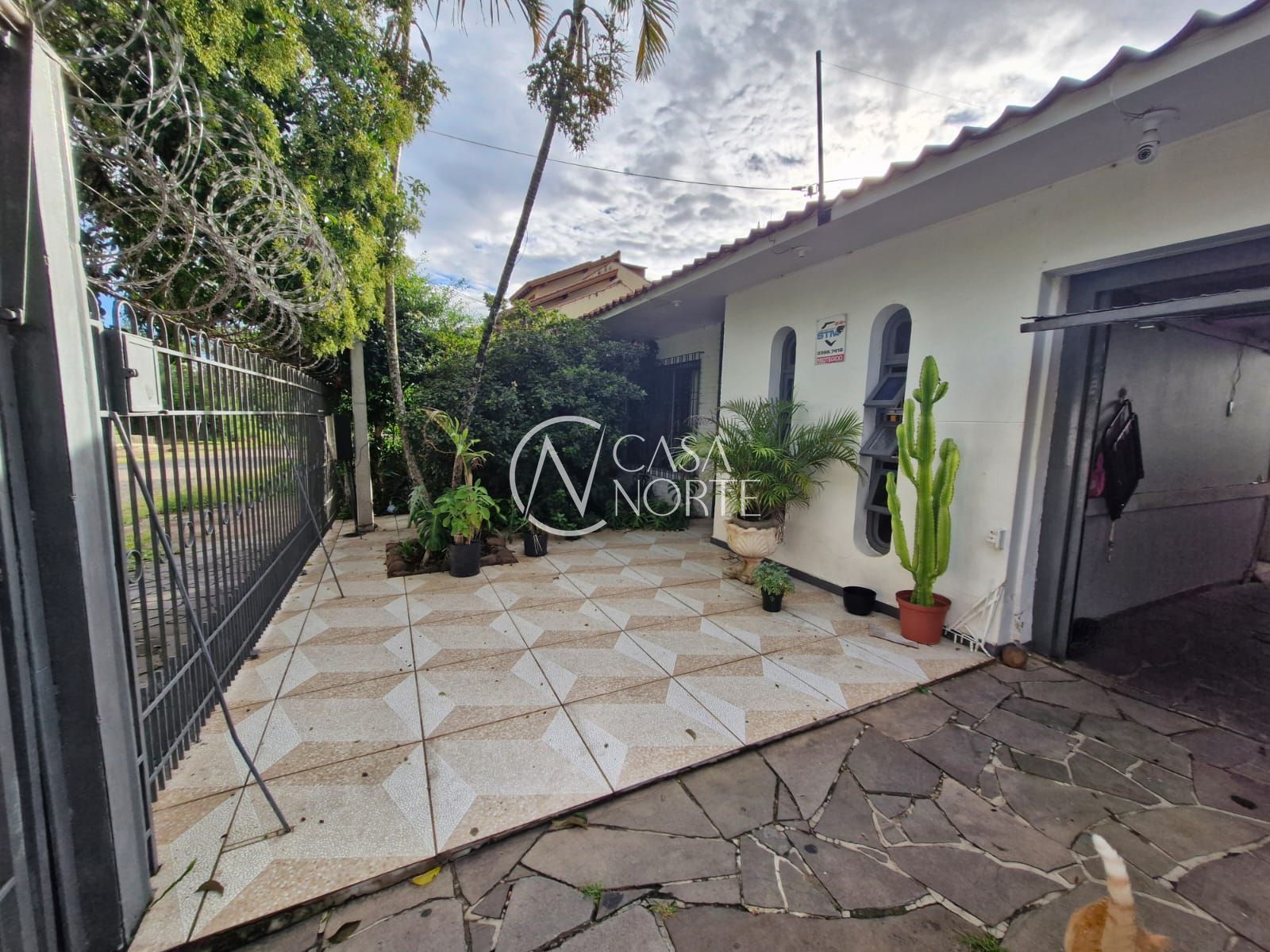 Casa à venda com 3 quartos, 210m², 1 suíte, 3 vagas, Rua Coelho da Costa no bairro Nonoai em Porto Alegre