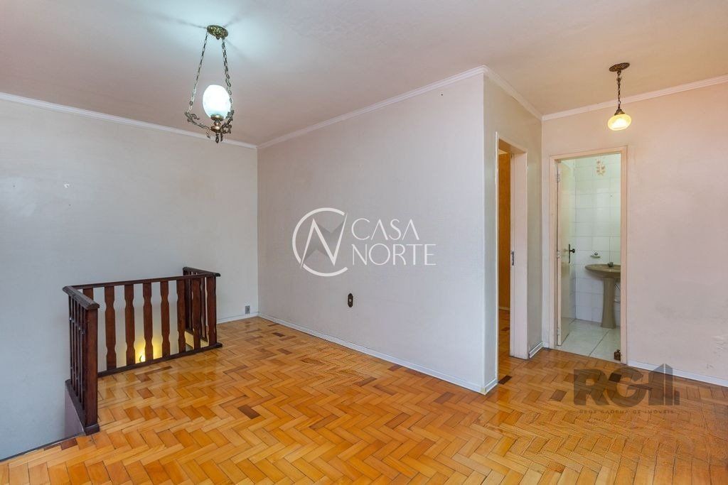 Casa à venda com 4 quartos, 212m², 1 suíte, 1 vaga, Rua Padre João Batista Reus no bairro Camaquã em Porto Alegre