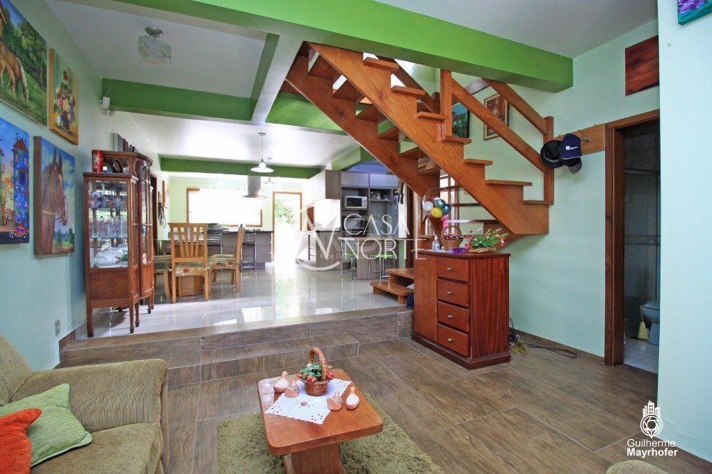 Casa à venda com 4 quartos, 240m², 3 suítes, 6 vagas, Rua Platao no bairro Jardim Sabará em Porto Alegre